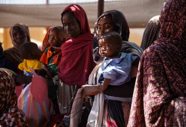 Los equipos de MSF brindan alimentos terapeúticos en el campo de Zamzam.