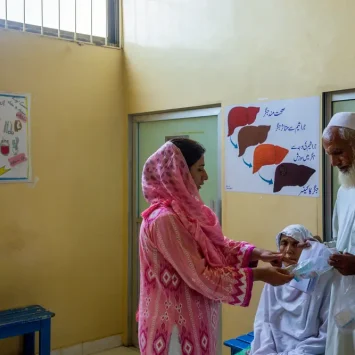 Un médico entrega una receta y tratamiento para la hepatitis C en la clínica de MSF en Karachi, Pakistán
