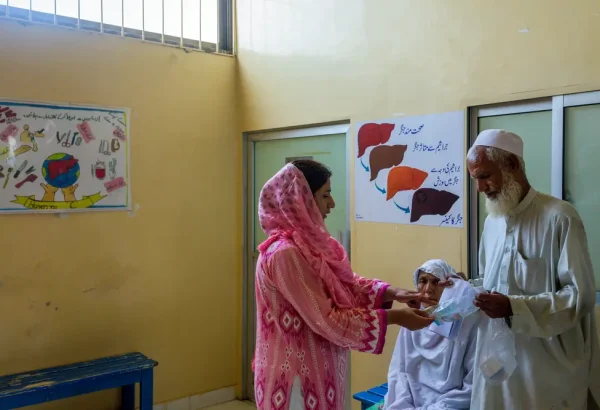 Un médico entrega una receta y tratamiento para la hepatitis C en la clínica de MSF en Karachi, Pakistán