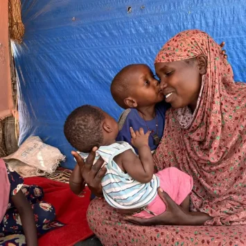 Taiba, junto a sus hijos, huyeron de la guerra en Sudán. Ahora se han instalado en en el campo de Aboutengue.
