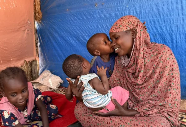 Taiba, junto a sus hijos, huyeron de la guerra en Sudán. Ahora se han instalado en en el campo de Aboutengue.