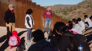 La Dra. Belén Ramirez, coordinadora de proyecto de MSF (centro, a la izquierda) junto a integrantes de las organizaciones Humane Borders y Tucson Samaritans. Hablan con un grupo de personas migrantes que cruzaron a Arizona.