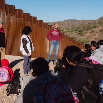 La Dra. Belén Ramirez, coordinadora de proyecto de MSF (centro, a la izquierda) junto a integrantes de las organizaciones Humane Borders y Tucson Samaritans. Hablan con un grupo de personas migrantes que cruzaron a Arizona.