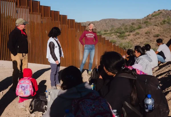 La Dra. Belén Ramirez, coordinadora de proyecto de MSF (centro, a la izquierda) junto a integrantes de las organizaciones Humane Borders y Tucson Samaritans. Hablan con un grupo de personas migrantes que cruzaron a Arizona.