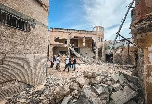 Personal de Médicos Sin Fronteras hace una exploración tras un ataque en Jenin, Cisjordania.