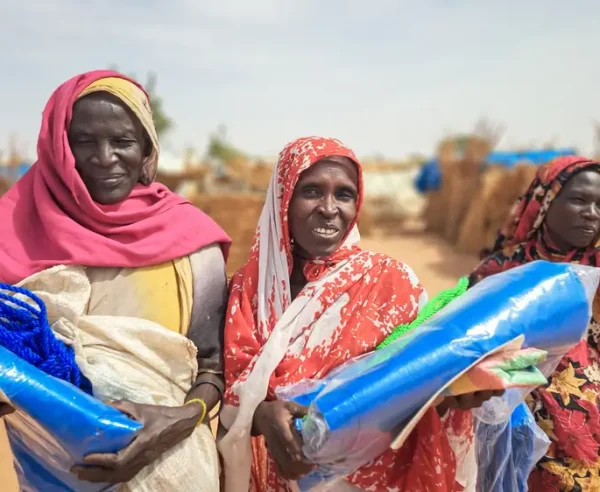 Mujeres refugiadas en el este de Chad recibieron artículos esenciales para la temporada de lluvias