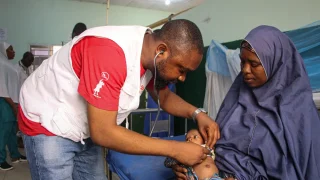 Médico deMédicos SInFronteras revisa a paciente con desnutrición en Nigeria