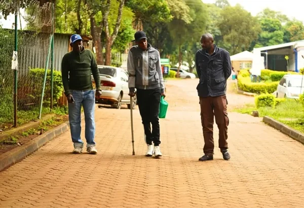 Mburu Michael con su papáy su tío cuando llegan a la clínica de terapia médicamente asistida (MAT).
