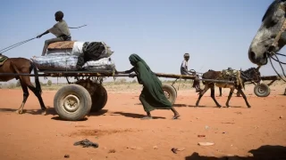 Personas desplazadas por la guerra en Sudán buscan refugio en Chad.