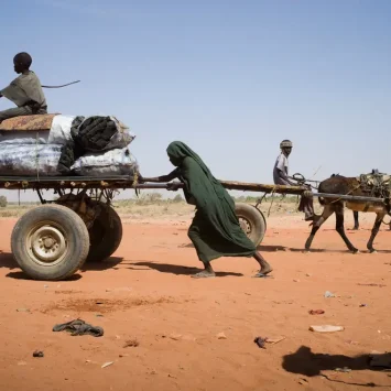 Personas desplazadas por la guerra en Sudán buscan refugio en Chad.