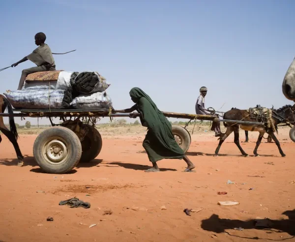 Personas desplazadas por la guerra en Sudán buscan refugio en Chad.