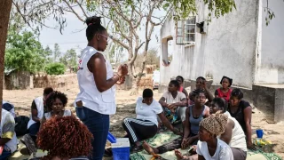 Jacqueline Zulu, responsable de promoción de la salud de MSF, enseña a las trabajadoras sexuales cómo realizar una autoprueba del virus del papiloma humano.