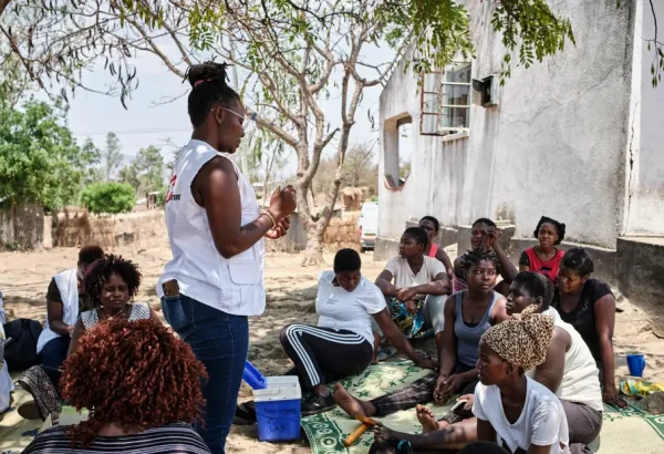 Jacqueline Zulu, responsable de promoción de la salud de MSF, enseña a las trabajadoras sexuales cómo realizar una autoprueba del virus del papiloma humano.