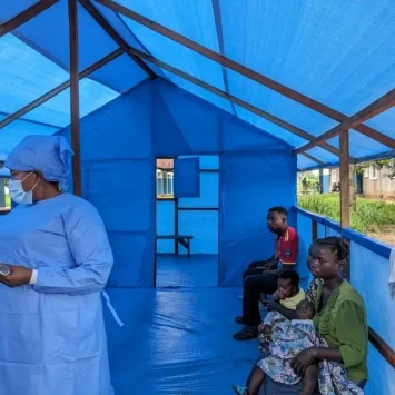 Interior del área de triaje de pacientes donde personal de MSF responde al brote de viruela símica en el hospital general de referencia de Budjala, República Democrática del Congo.