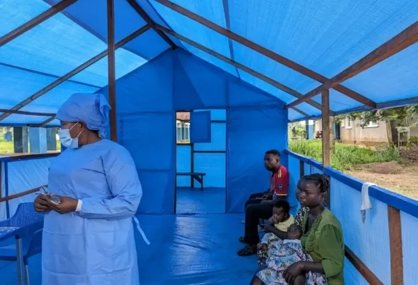 Interior del área de triaje de pacientes donde personal de MSF responde al brote de viruela símica en el hospital general de referencia de Budjala, República Democrática del Congo.