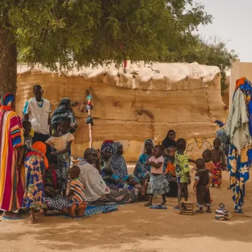 Tras los enfrentamientos en Mali, mujeres desplazadas y sus hijos se huyeron de Mandjebougou para refugiarse en una escuela pública de Niafounke.