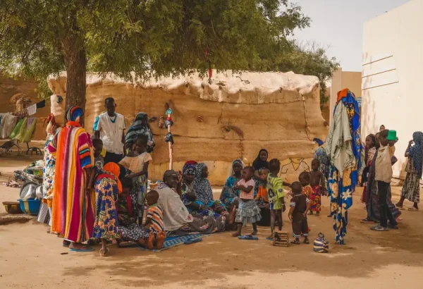 Tras los enfrentamientos en Mali, mujeres desplazadas y sus hijos se huyeron de Mandjebougou para refugiarse en una escuela pública de Niafounke.