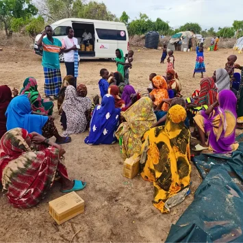 Sensibilización a la comunidad sobre el uso de purificadores de agua en Grasen, Kenia.