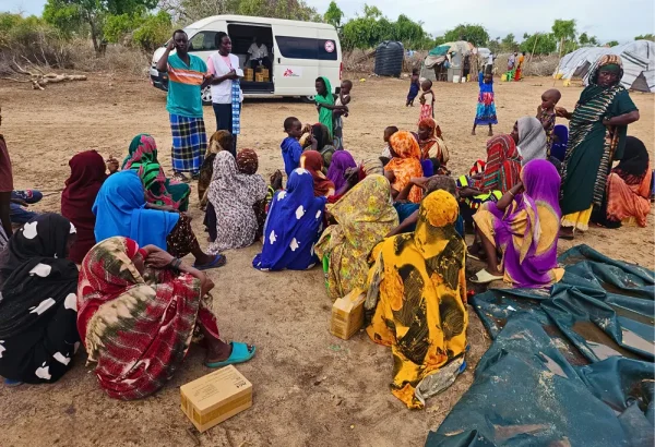 Sensibilización a la comunidad sobre el uso de purificadores de agua en Grasen, Kenia.