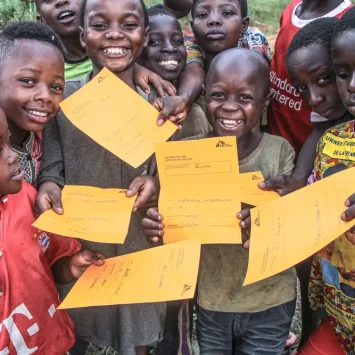 Niños muestran sus certificados de vacunación tras recibir la vacuna contra el sarampión. © MSF