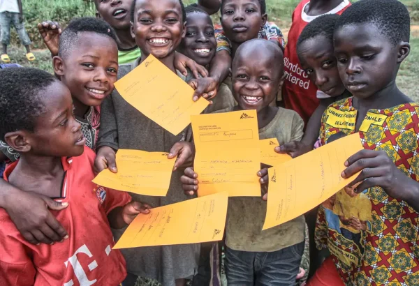 Niños muestran sus certificados de vacunación tras recibir la vacuna contra el sarampión. © MSF