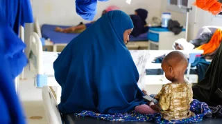 Lul Mohamed Abdi sentada con su hija de un año y medio, Muna Mohamed, que se está recuperando de la desnutrición en la sala de pediatría del Hospital Regional de la Bahía en Baidoa, Somalia.