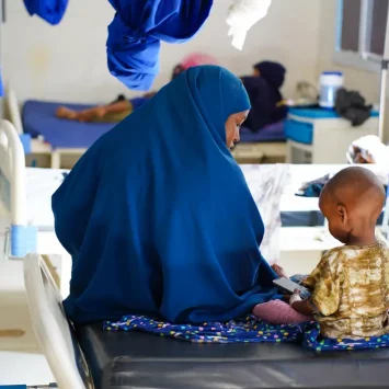 Lul Mohamed Abdi sentada con su hija de un año y medio, Muna Mohamed, que se está recuperando de la desnutrición en la sala de pediatría del Hospital Regional de la Bahía en Baidoa, Somalia.