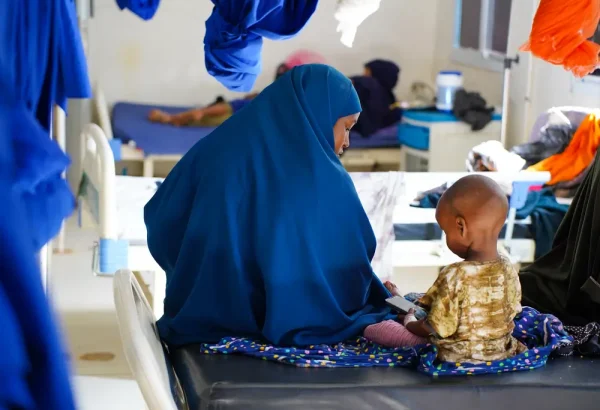 Lul Mohamed Abdi sentada con su hija de un año y medio, Muna Mohamed, que se está recuperando de la desnutrición en la sala de pediatría del Hospital Regional de la Bahía en Baidoa, Somalia.