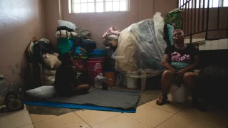 Una madre y su hija se instalaron en el pequeño espacio que les sirve de refugio, tras huir de la violencia en Puerto Príncipe, Haití.