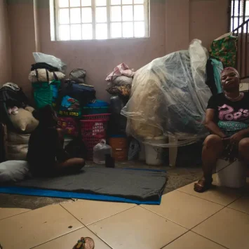 Una madre y su hija se instalaron en el pequeño espacio que les sirve de refugio, tras huir de la violencia en Puerto Príncipe, Haití.