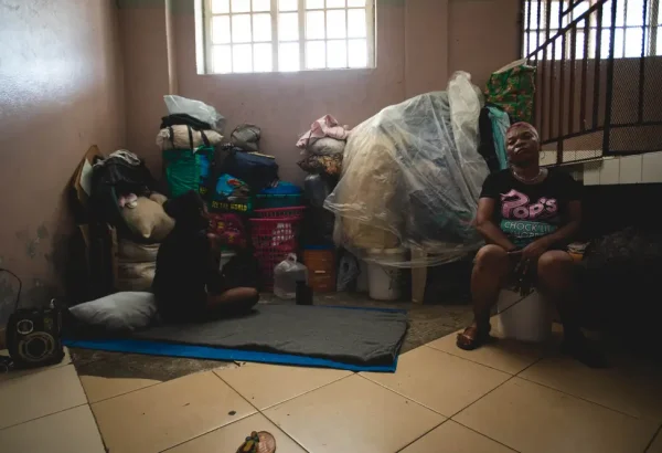 Una madre y su hija se instalaron en el pequeño espacio que les sirve de refugio, tras huir de la violencia en Puerto Príncipe, Haití.