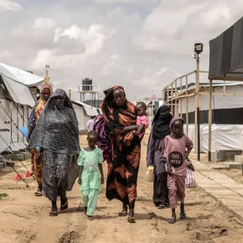 Mujeres y niños caminan por el hospital de Médicos Sin Fronteras en Metche, Chad, tras huir de la guerra en Sudán. 7 de agosto de 2024.