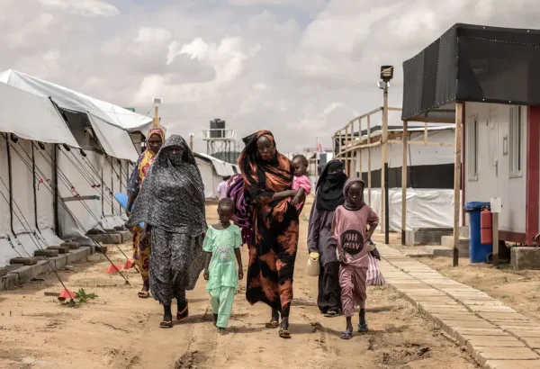 Mujeres y niños caminan por el hospital de Médicos Sin Fronteras en Metche, Chad, tras huir de la guerra en Sudán. 7 de agosto de 2024.