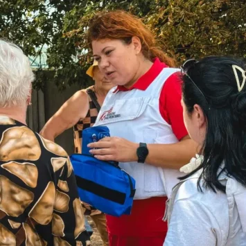 El equipo médico de MSF brinda asistencia a los pasajeros que esperan el tren en Pokrovsk