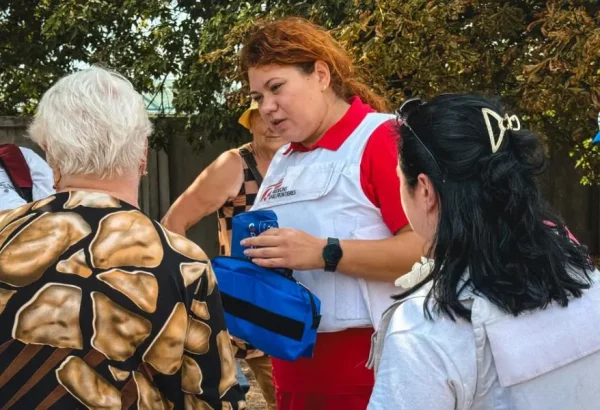 El equipo médico de MSF brinda asistencia a los pasajeros que esperan el tren en Pokrovsk