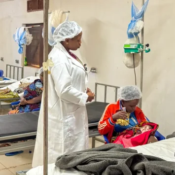 Personal médico durante una ronda en la sala de neonatología en el centro de salud de Nduta. Kibondo, Tanzania.