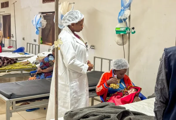 Personal médico durante una ronda en la sala de neonatología en el centro de salud de Nduta. Kibondo, Tanzania.