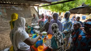 Mujeres embarazadas y sus acompañantes residentes en la Aldea de mamás, de Ténenkou durante las comidas. La mayoría vive lejos del hospital y regularmente en zonas donde reina la violencia en Mali.