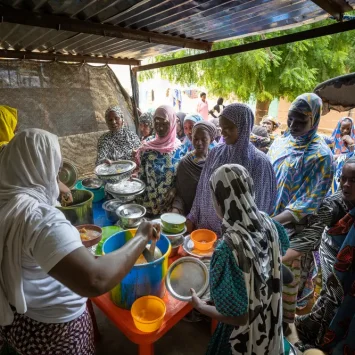 Mujeres embarazadas y sus acompañantes residentes en la Aldea de mamás, de Ténenkou durante las comidas. La mayoría vive lejos del hospital y regularmente en zonas donde reina la violencia en Mali.