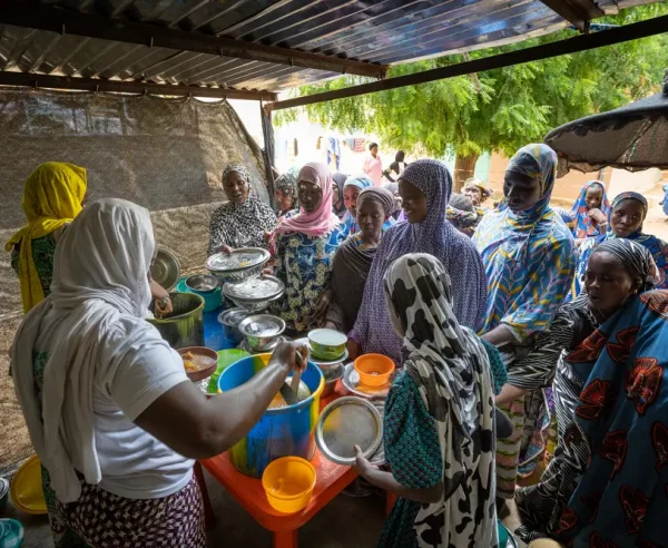 Mujeres embarazadas y sus acompañantes residentes en la Aldea de mamás, de Ténenkou durante las comidas. La mayoría vive lejos del hospital y regularmente en zonas donde reina la violencia en Mali.