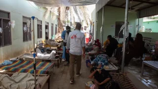 Personal deMédicos SIn Fronteras camina por una carpa que brinda servicios de Centro de Atención del Cólera que se inundó una noche anterior.