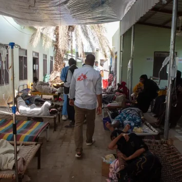 Personal deMédicos SIn Fronteras camina por una carpa que brinda servicios de Centro de Atención del Cólera que se inundó una noche anterior.