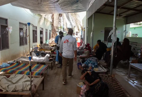 Personal deMédicos SIn Fronteras camina por una carpa que brinda servicios de Centro de Atención del Cólera que se inundó una noche anterior.