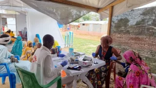 El equipo de MSF realiza pruebas rápidas de detección de la malaria a la población afectada por las inundaciones en Chad.