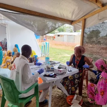 El equipo de MSF realiza pruebas rápidas de detección de la malaria a la población afectada por las inundaciones en Chad.