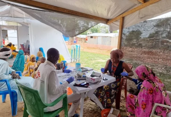 El equipo de MSF realiza pruebas rápidas de detección de la malaria a la población afectada por las inundaciones en Chad.