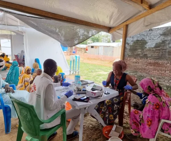 El equipo de MSF realiza pruebas rápidas de detección de la malaria a la población afectada por las inundaciones en Chad.