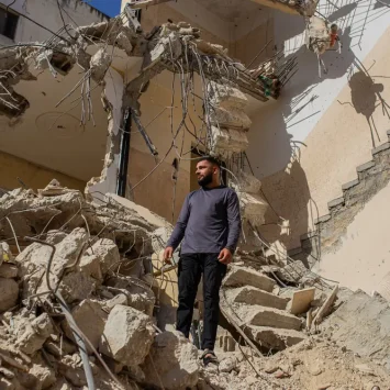 Omar se encuentra entre los escombros de su casa luego de que las fuerzas israelíes la demolieran en el campo de refugiados de Jenin.