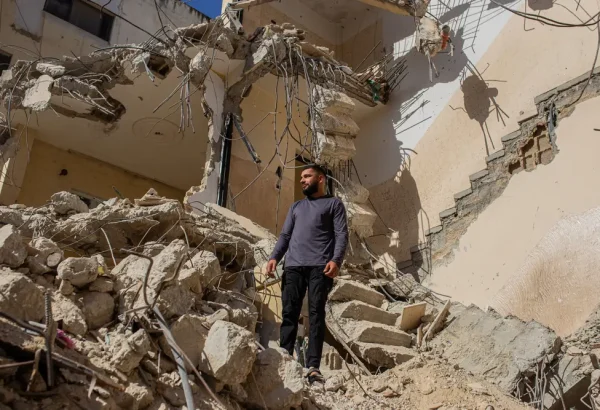 Omar se encuentra entre los escombros de su casa luego de que las fuerzas israelíes la demolieran en el campo de refugiados de Jenin.