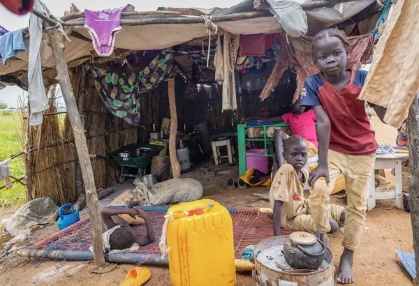 Los hijos de Elizabeth frente a su refugio en la carretera en Abyei, tras la inundación que sumergió su anterior hogar el 22 de agosto.